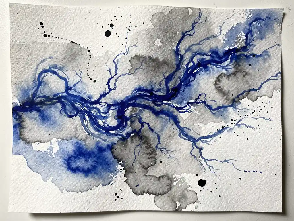 Abstracte aquarel met elektrisch blauwe verf die overvloeit in grijze tinten op wit papier met zwarte inktdruppels