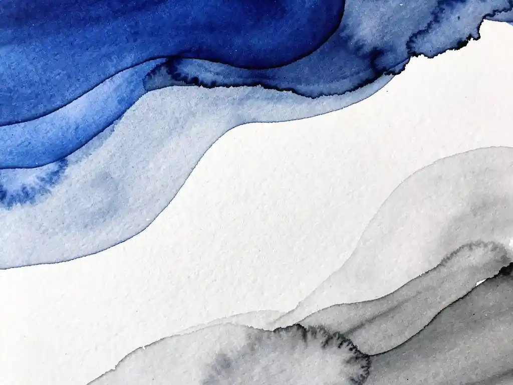 Abstracte aquarel met vloeiende overgangen van diepblauw naar grijs met witte ruimtes en zwarte inktbloeding