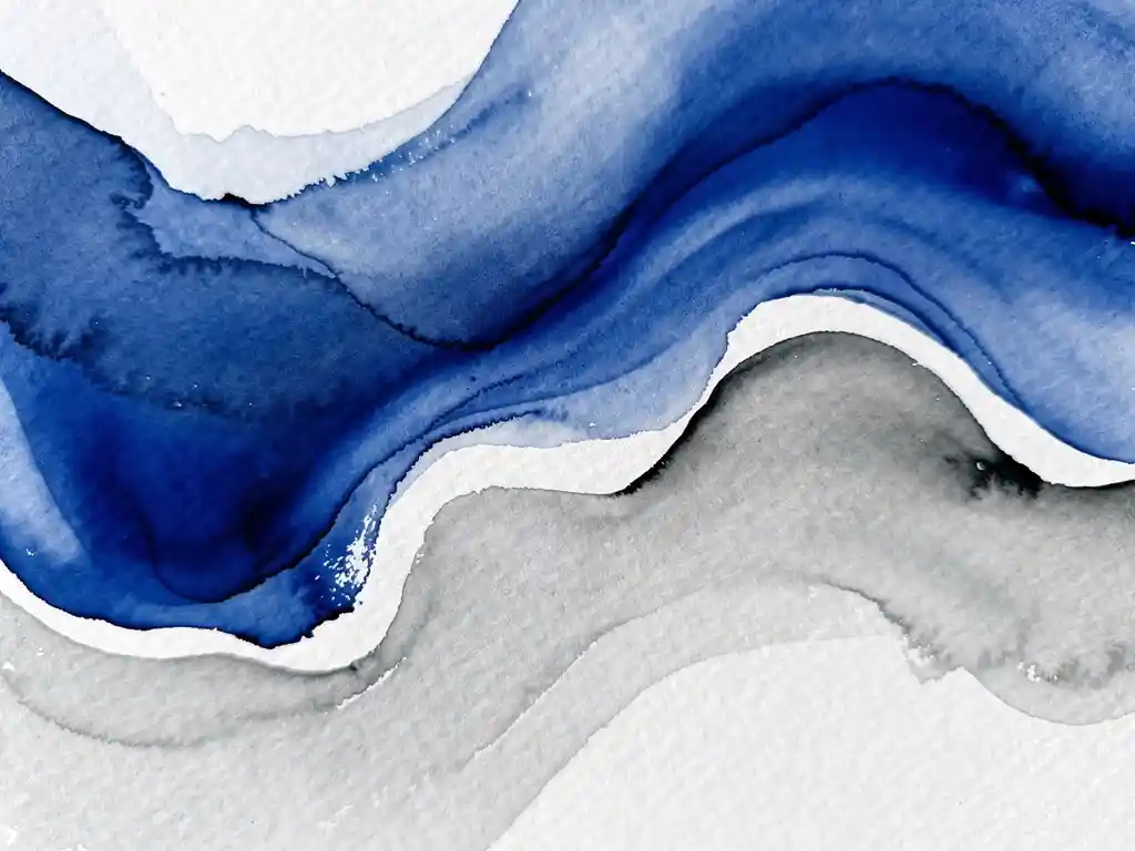 Abstracte aquarel met diepblauwe vloeistoffen die overgaan in zachte grijstinten en witte ruimtes op gestructureerd papier