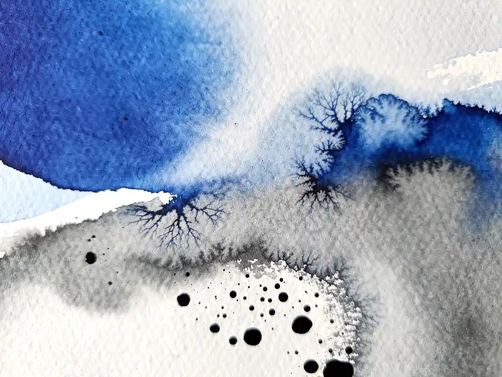 Abstracte aquarel met diepblauwe verf die overvloeit in grijze tinten en witte ruimtes op textuurbehang