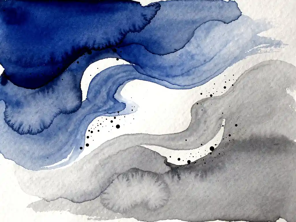 Abstracte aquarel in diepblauw en grijs met organische vloeistoffen en zwarte inktdruppels op wit papier