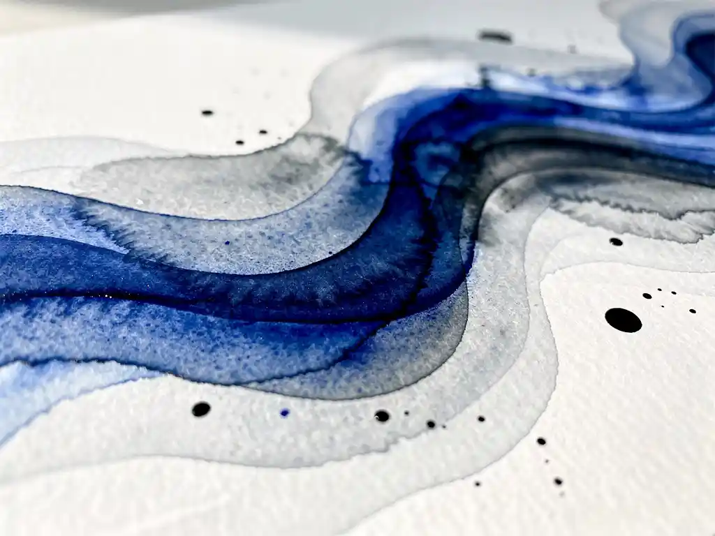 Abstracte aquarel met diep kobaltblauwe verfstromen die overvloeien in zachte grijze wassen op wit papier