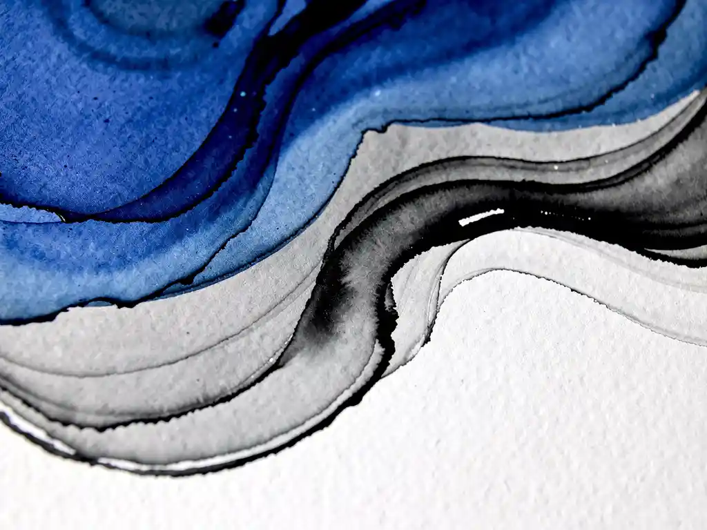 Abstracte aquarel met diepblauwe verf die overvloeit in grijze tinten met zwarte accentstrepen op wit papier