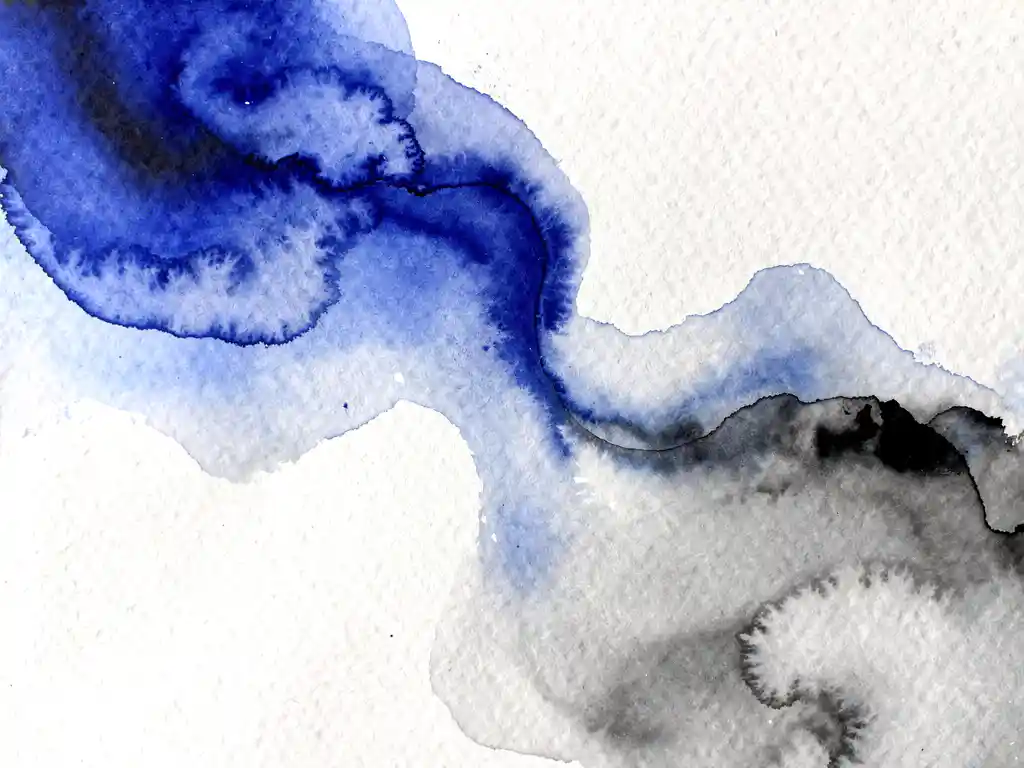 Abstracte aquarel met diepblauwe en grijze tinten die vloeiend overvloeien op wit papier met natuurlijke textuur
