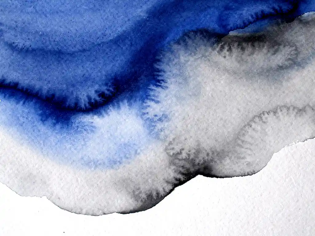 Abstracte aquarel in diep kobaltblauw en grijstinten met organische witte vlakken op getextureerd papier