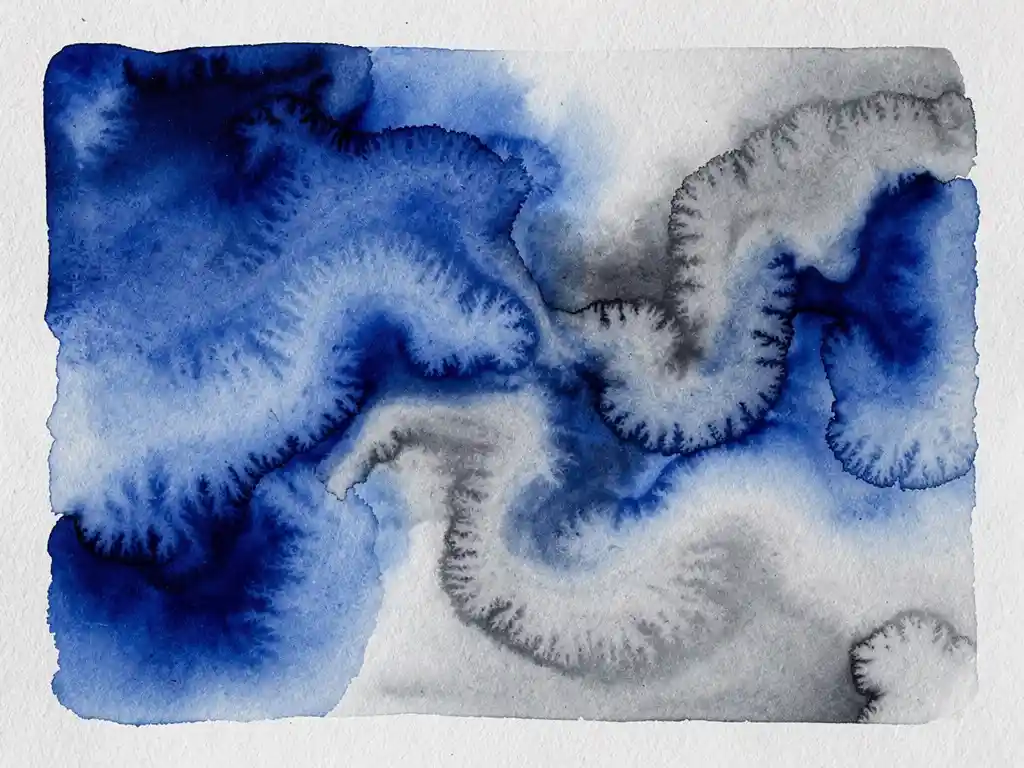Abstracte aquarel met elektrisch blauwe verf die overvloeit in zachte grijze tinten op wit papier
