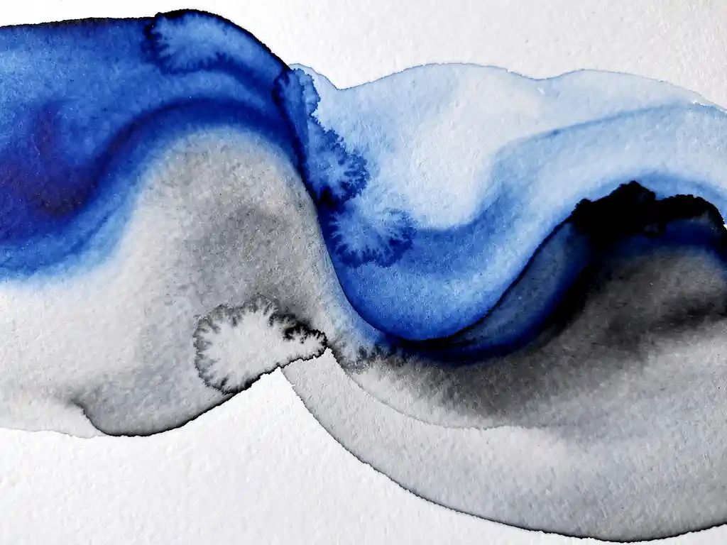 Abstracte aquarel met diepblauwe verfstromen die overgaan in grijze tinten op getextureerd papier