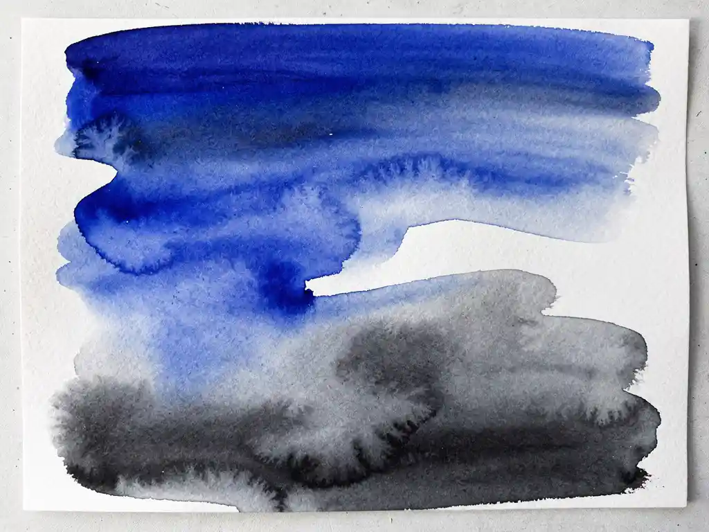 Zachte aquarel van diepblauw dat overvloeit in grijze tinten met witte ruimtes en subtiele zwarte accenten