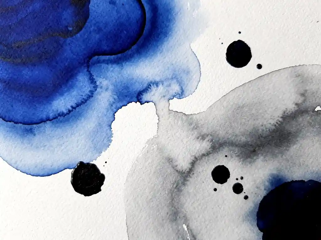 Abstracte aquarel met diepblauwe en grijze tinten die natuurlijk vervloeien op getextureerd papier