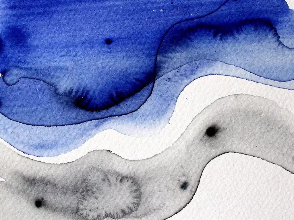 Abstracte aquarel met elektrisch blauwe verf die overvloeit in zachte grijstinten op getextureerd papier