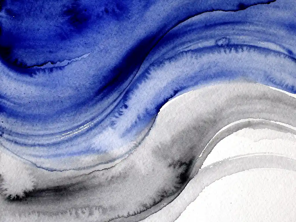 Abstracte aquarel in elektrisch blauw dat overvloeit in grijze nevels met witte negatieve ruimtes op gestructureerd papier