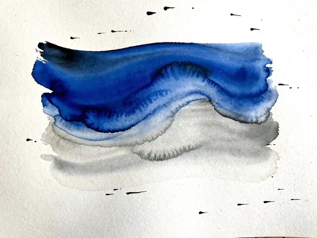 Abstracte aquarel in diepblauw en grijs met vloeiende kleurovergangen en natuurlijke bloedeffecten op wit papier