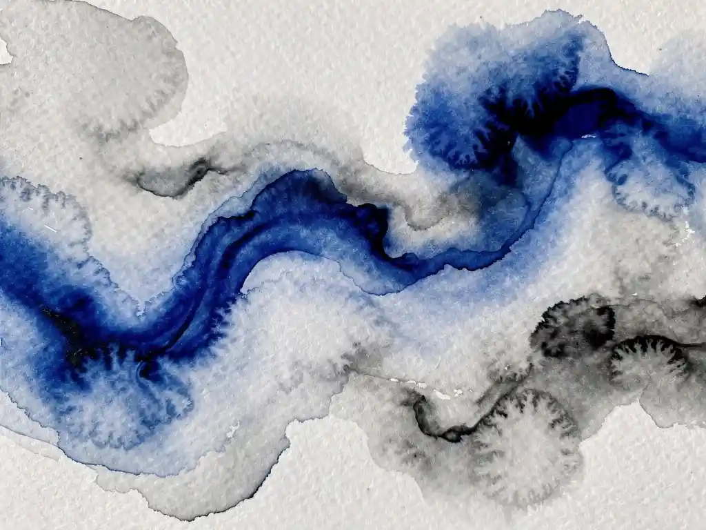 Abstracte aquarel compositie met diepblauwe en grijze tinten die vloeiend overvloeien op wit papier, macro fotografie toont papiertextuur en verf transparantie