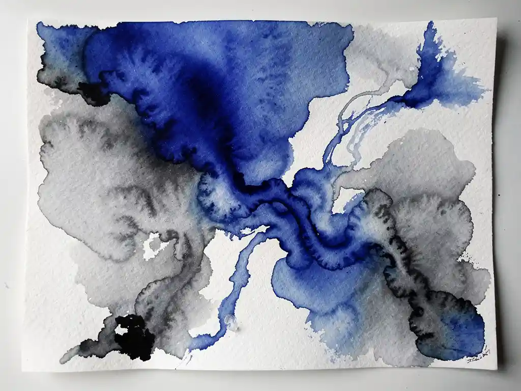 Abstract aquarel met elektrisch blauwe verfvloeistoffen die overgaan in grijze tinten op wit papier