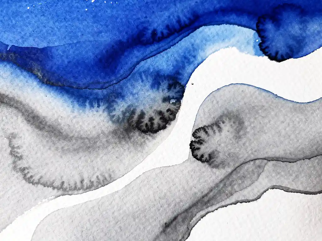 Abstracte aquarel met diepblauwe verfstromen die overgaan in grijze tinten op getextureerd papier