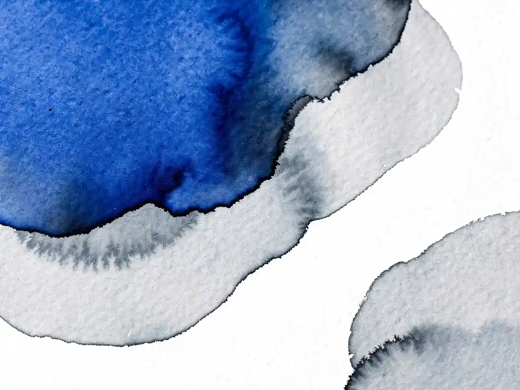 Kobaltblauwe aquarelverf vloeit in grijze tinten op nat papier met witte negatieve ruimte en zwarte accenten