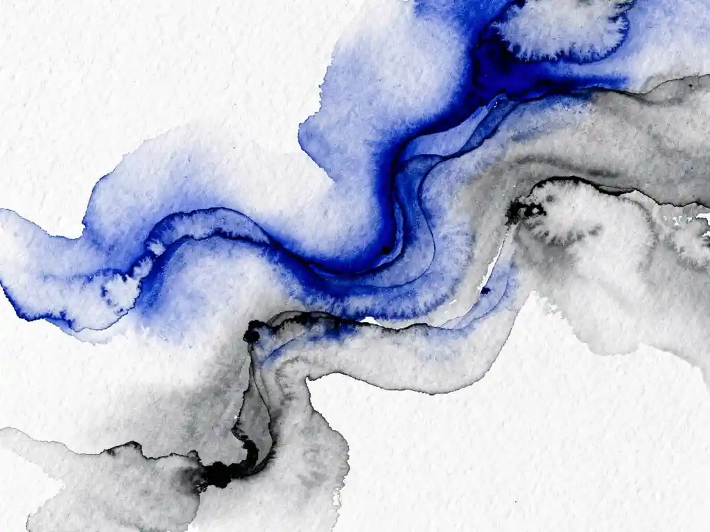 Abstracte aquarel met elektrisch blauwe verf die overvloeit in zachte grijze tinten op wit papier