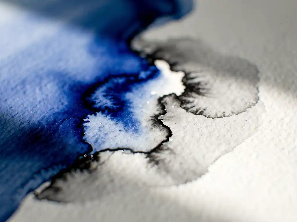 Kobaltblauwe aquarelverf vloeit in witte gebieden op nat papier met grijze overgangen en subtiele inktaccenten