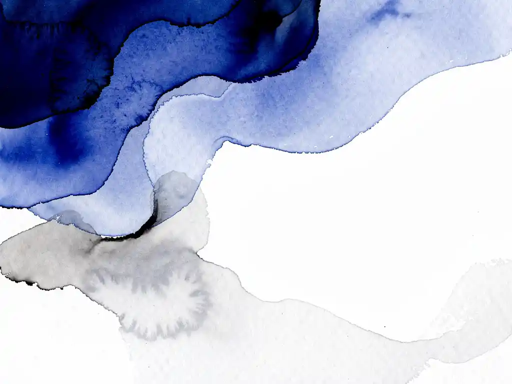 Abstracte aquarelcompositie met vloeiende kobaltblauwe wassen die overgaan in zachte grijstinten en witte negatieve ruimte