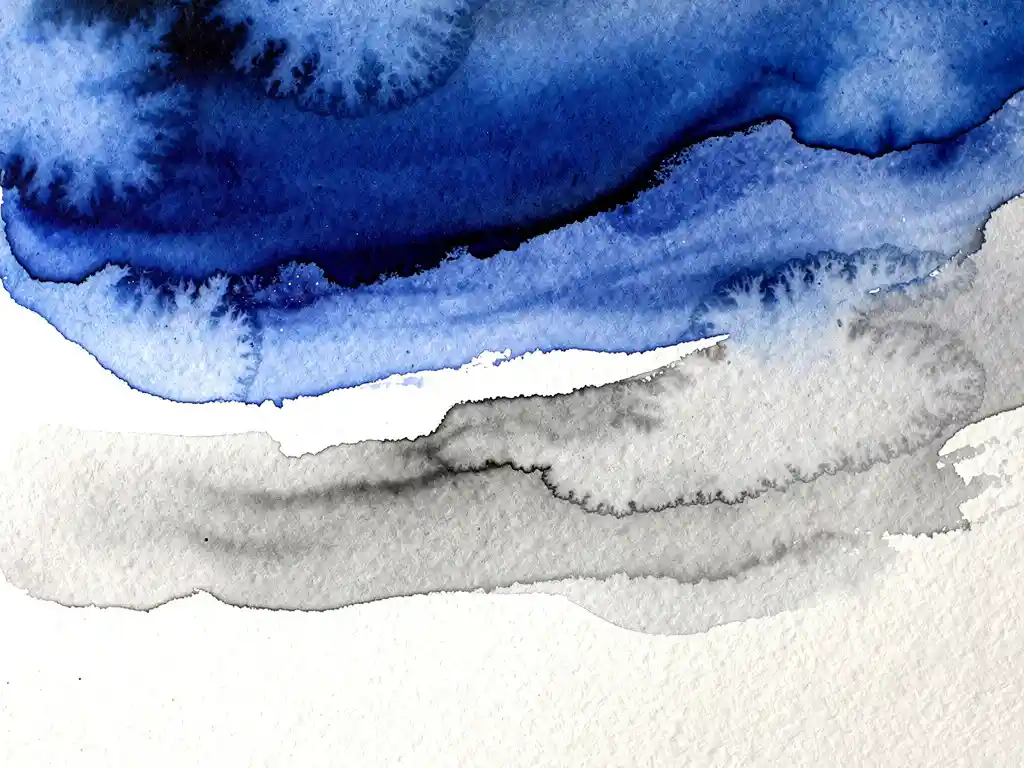 Abstracte aquarel met elektrisch blauwe verfstreken die overvloeien in grijze tinten op getextureerd papier