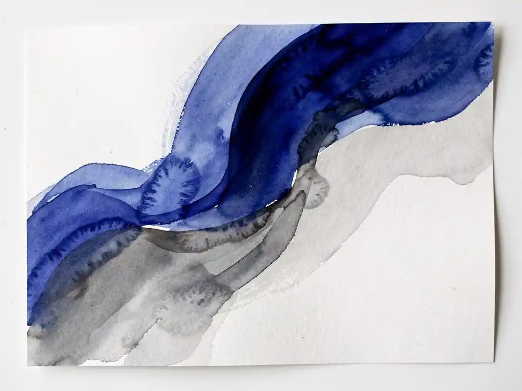 Abstracte aquarelcompositie met vloeiende overgangen van diep koningsblauw naar zachte grijstinten en witte negatieve ruimte