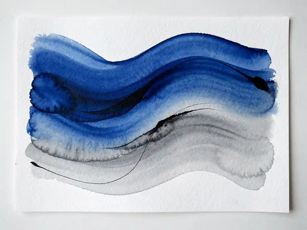 Abstracte aquarel in diepblauw en grijs tinten vloeiend over wit papier met zachte kleurovergangen en natuurlijke textuur