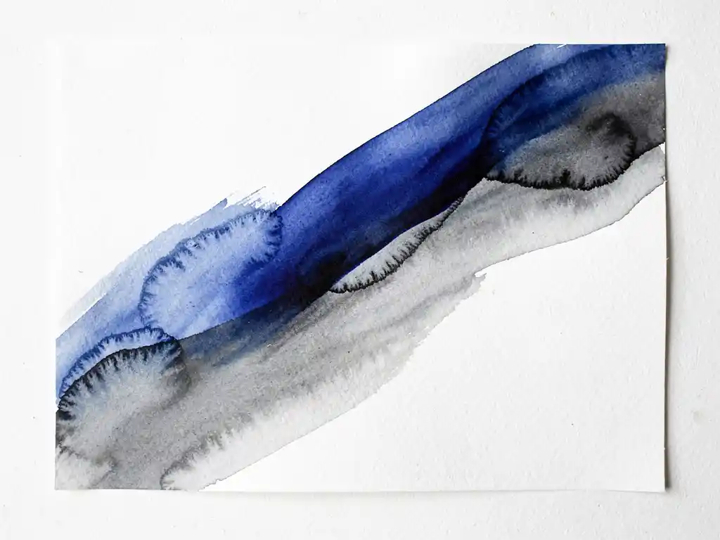 Abstracte aquarel met diagonale koninksblauw en grijze verloop op wit papier, minimalistisch kleurenveld