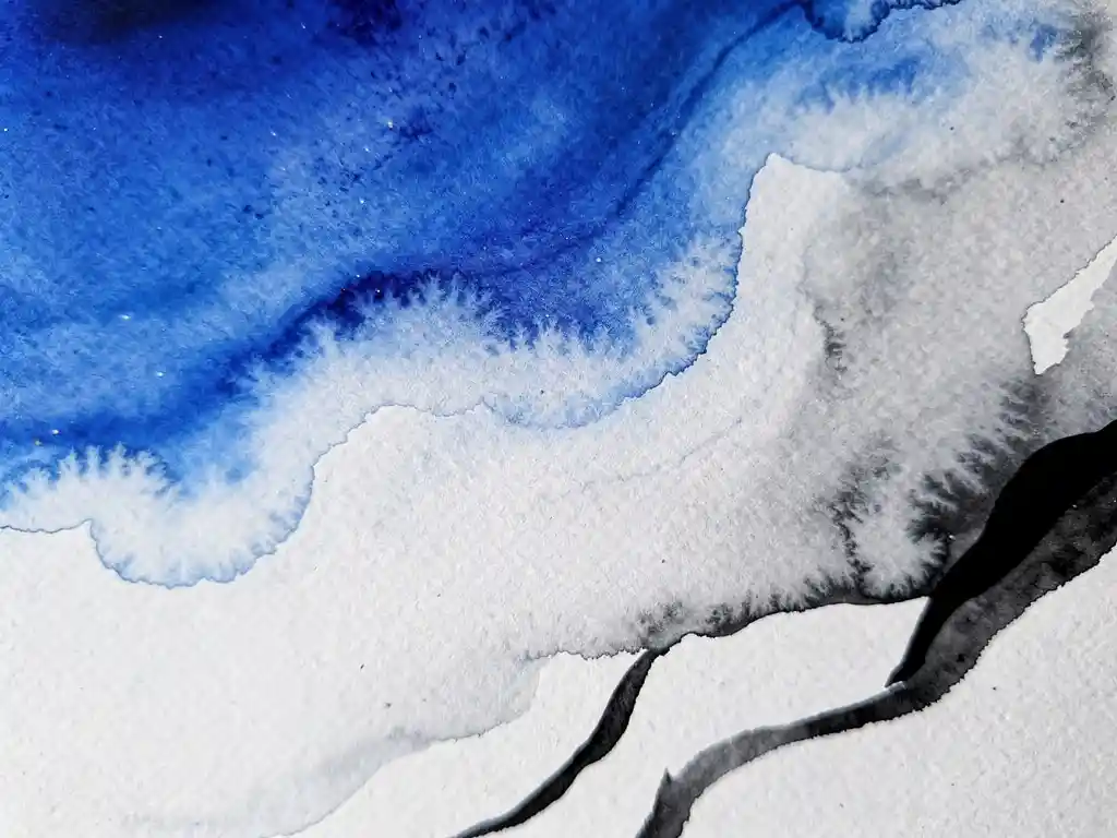 Abstracte aquarelcompositie met vloeiende blauwe kleurovergangen, witte wolken en grijze accenten op gestructureerd papier