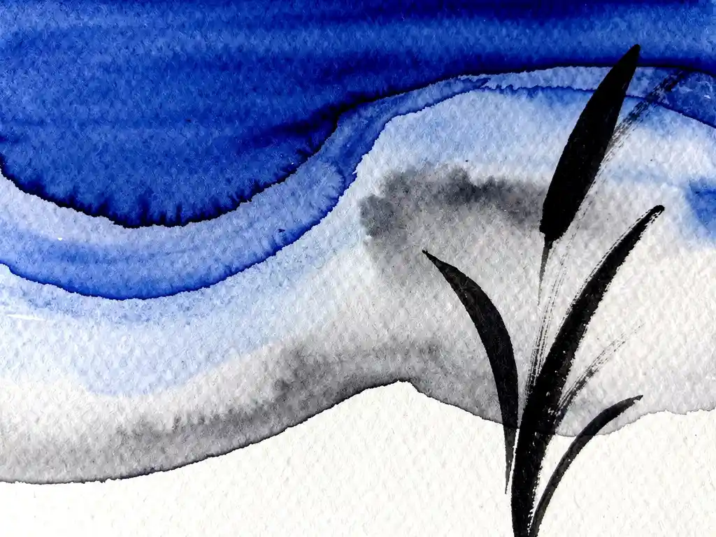 Abstracte aquarel met diepblauwe verf die overvloeit in grijze tinten met zwarte accentstrepen op gestructureerd papier