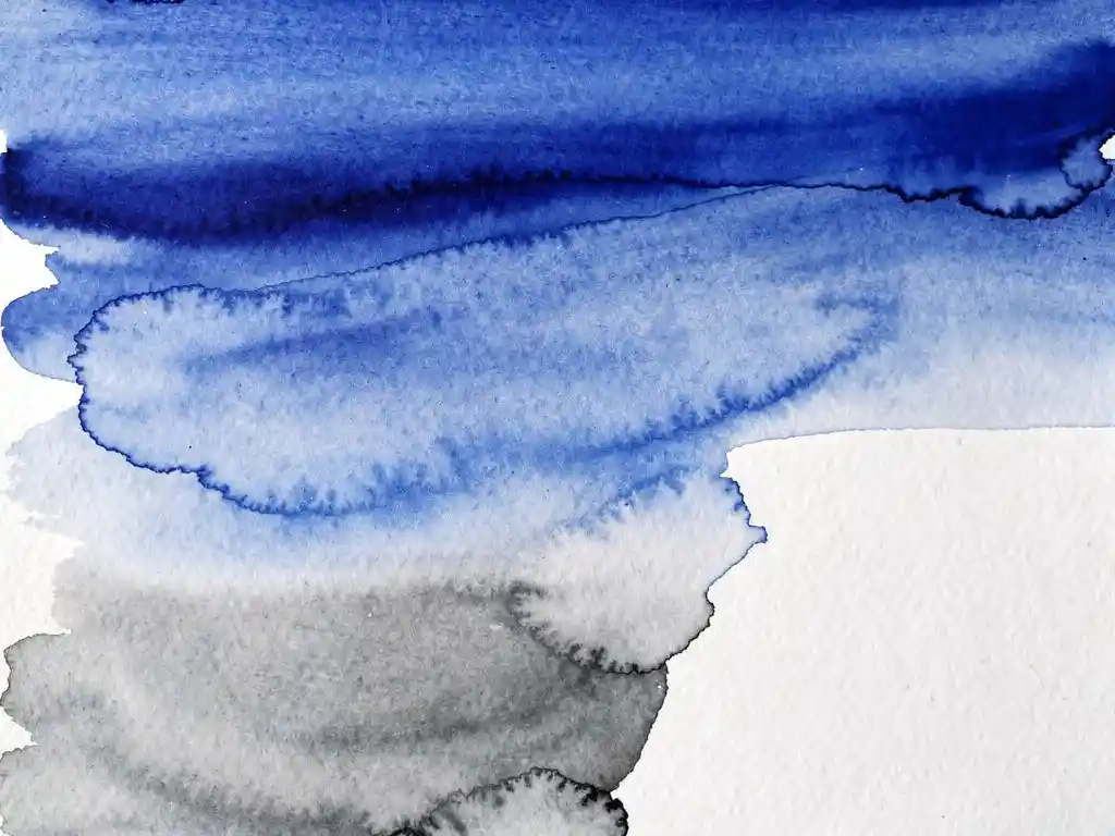 Abstracte aquarel met elektrisch blauwe verf die overvloeit in zachte witte wassen, grijze ondertonen en natuurlijke papiertextuur