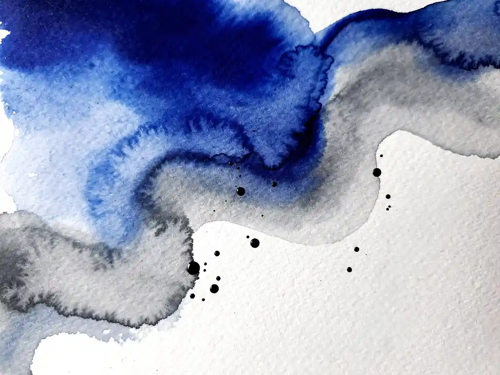 Abstracte aquarel met elektrisch blauwe verfstromen die overvloeien in grijze tinten op getextureerd papier