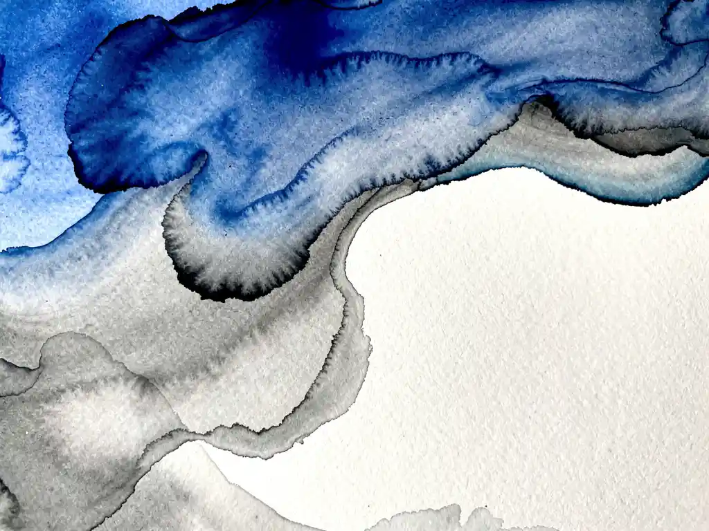 Abstracte aquarel met diepblauwe en grijze tinten die vloeiend overvloeien op wit papier met natuurlijke textuur