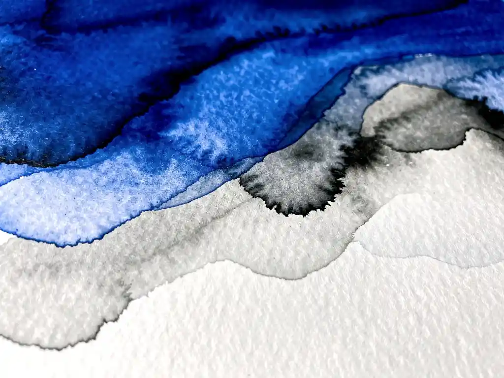Abstracte aquarel met diepe kobaltblauwe verfstromen die overgaan in zachte grijstinten op getextureerd papier