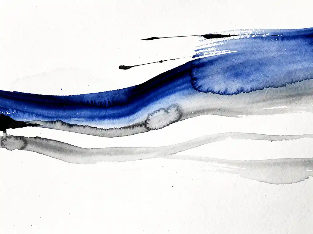 Abstract waterverf compositie met vloeiende diepblauwe en grijze tinten op wit papier, organische verfvlekken