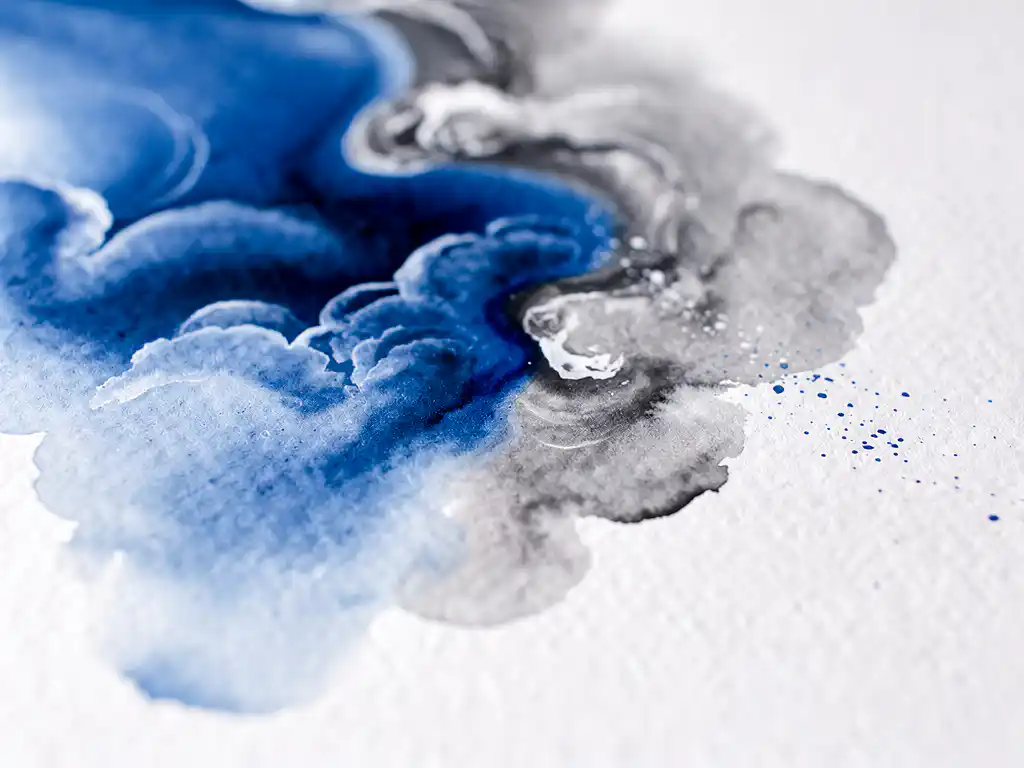 Abstracte aquarel met elektrisch blauwe verf die overvloeit in zachte grijze tinten op wit papier
