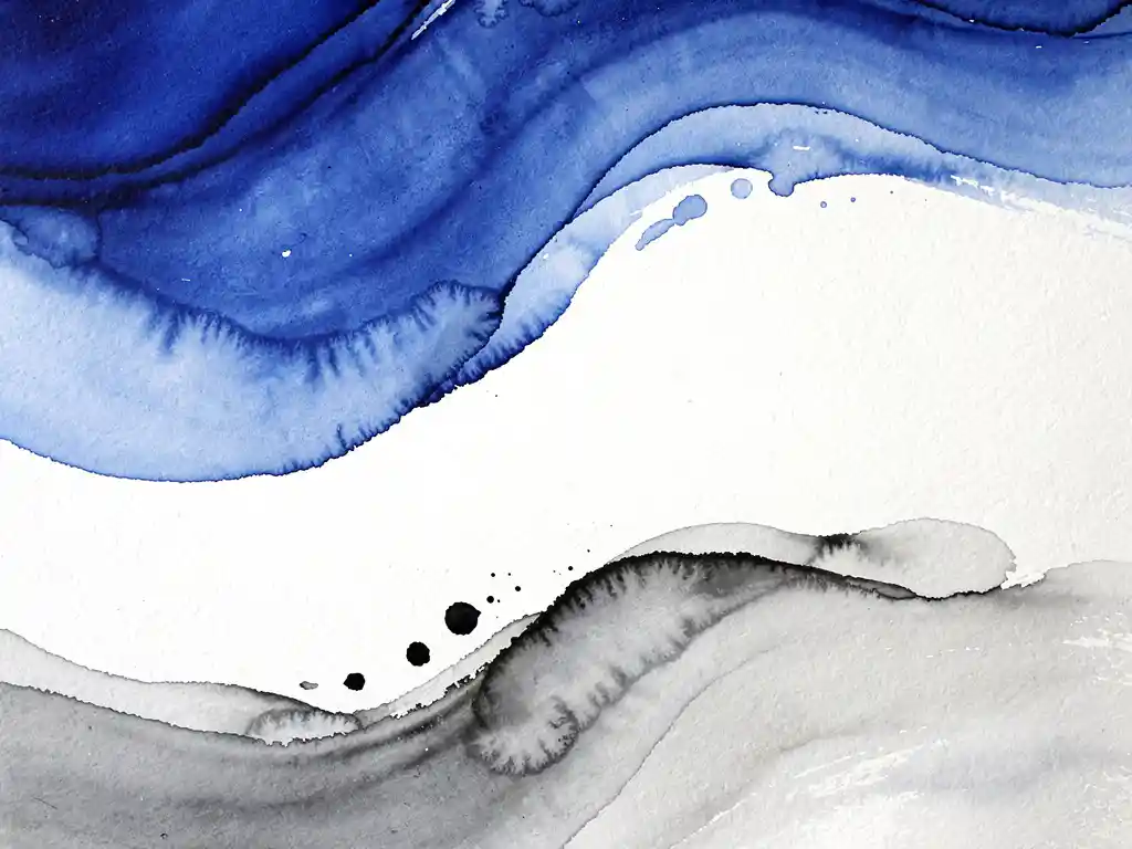Abstracte aquarel met diepblauwe en grijze verfstreken die vloeiend overgaan in witte ruimtes op natuurlijk papier