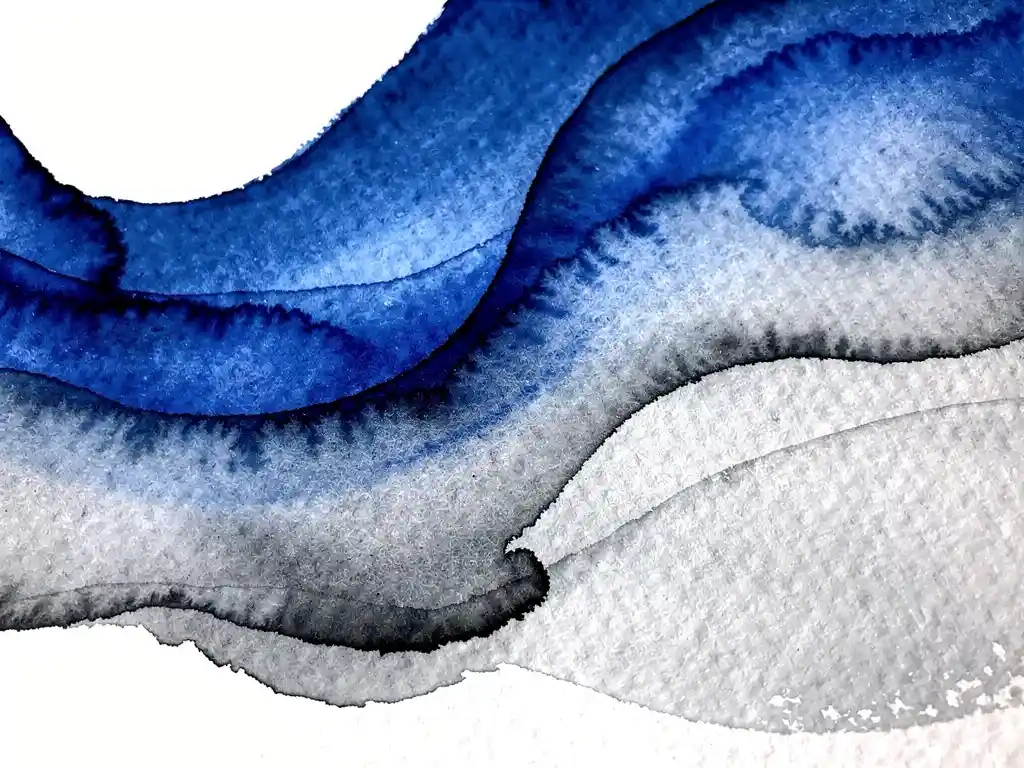 Abstracte aquarel met diep kobaltblauwe vloeistoffen die overgaan in zachte grijze wassen en witte negatieve ruimte