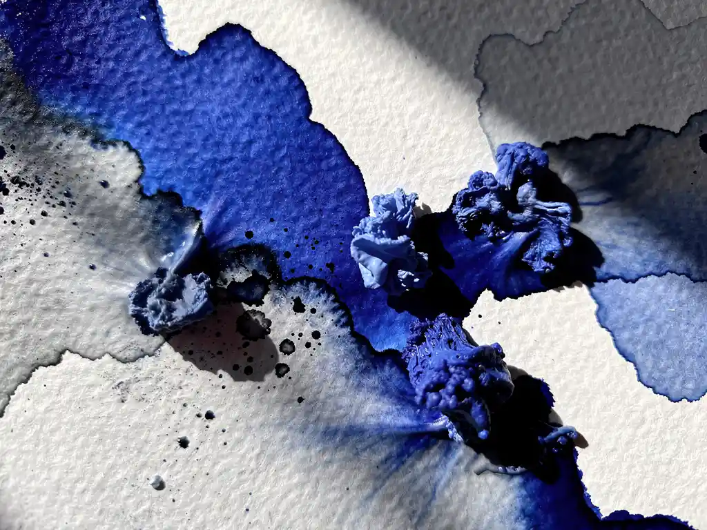 Abstracte aquarel met diep kobaltblauwe verf die overvloeit in grijze wassen op gestructureerd papier