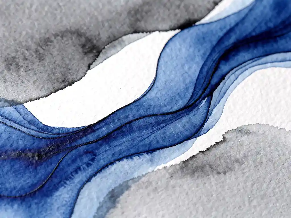 Abstracte aquarel met diepblauwe en grijze tinten die vloeiend overgaan op wit papier met zwarte accenten