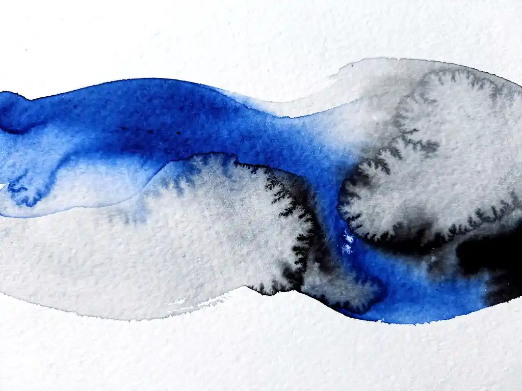 Abstracte aquarel met diepblauwe vloeistoffen die overgaan in grijze wassen op wit papier met zwarte accenten
