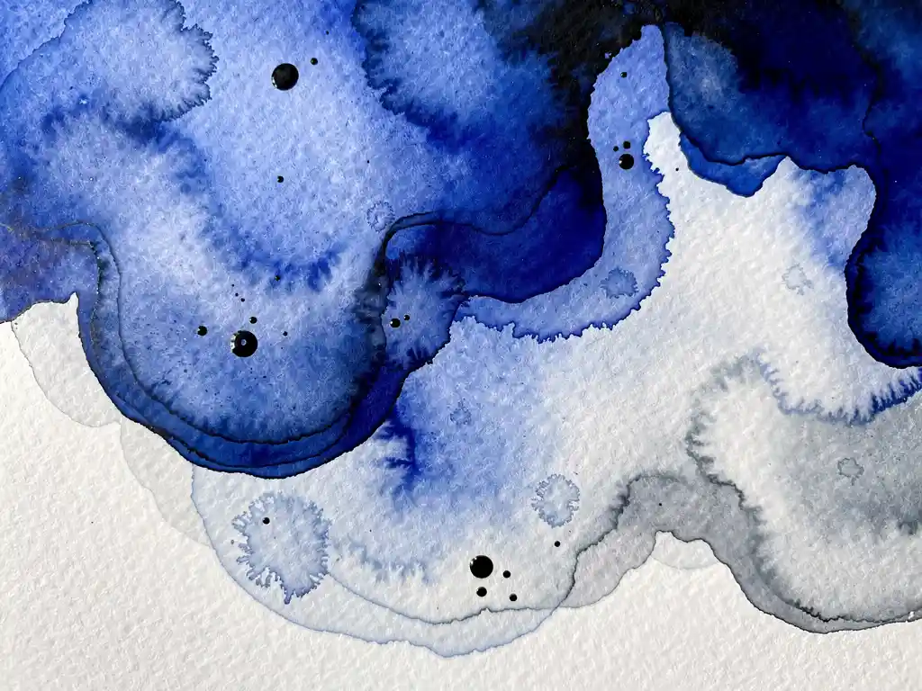 Abstracte aquarel met diep kobaltblauwe verf die vloeiend overgaat in wit op getextureerd papier met grijze ondertonen en zwarte accenten