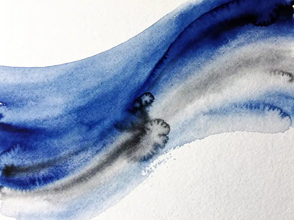Abstracte aquarel met diepblauwe verf die vloeiend overgaat in wit papier met grijze tinten en zwarte accenten