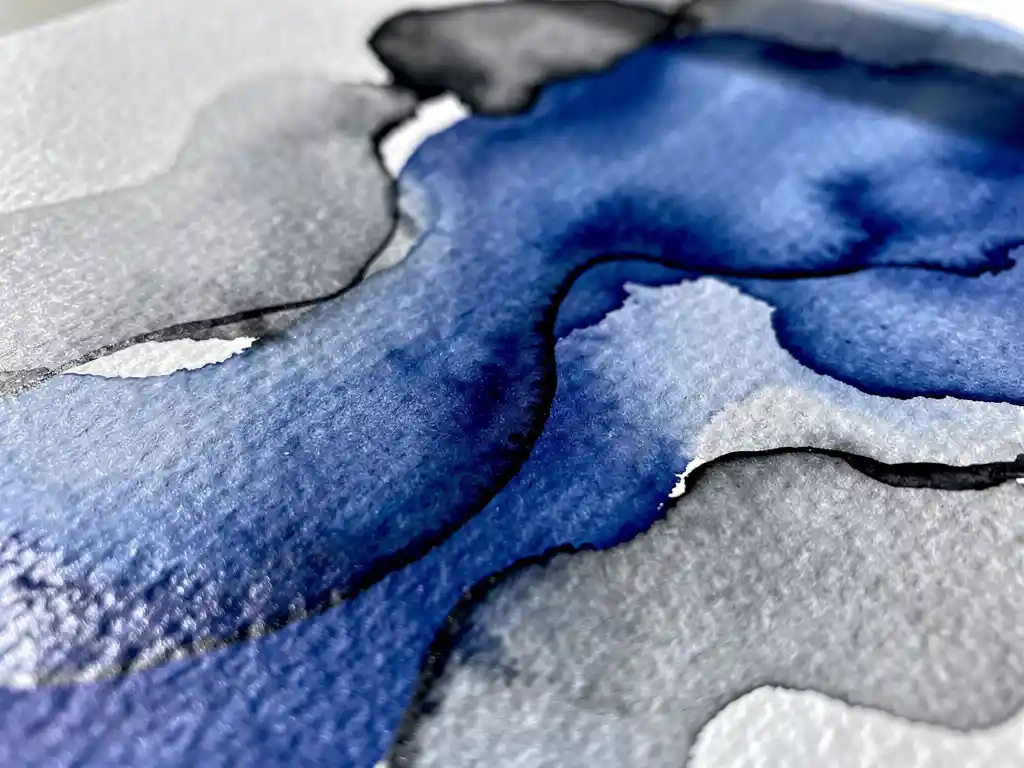 Abstracte aquarel met diepblauwe verf die overvloeit in grijze tinten op wit papier met zwarte accentstrepen