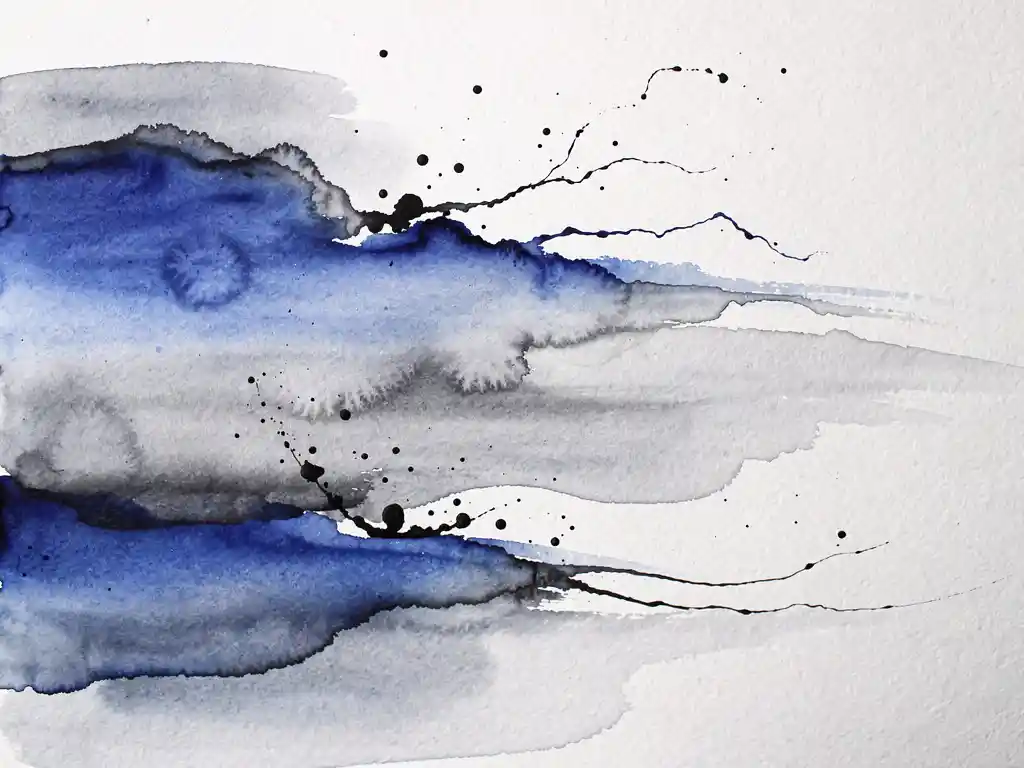 Abstracte aquarel met diepblauwe en grijze tinten vloeiend over gestructureerd papier met zwarte inktdruppels