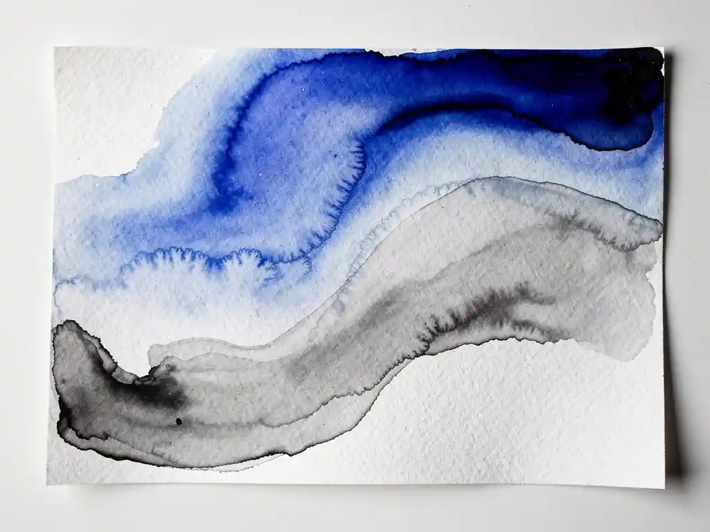 Abstracte aquarel in diepblauw en grijs op gestructureerd papier met natuurlijke kleurovergangen en witte ruimtes