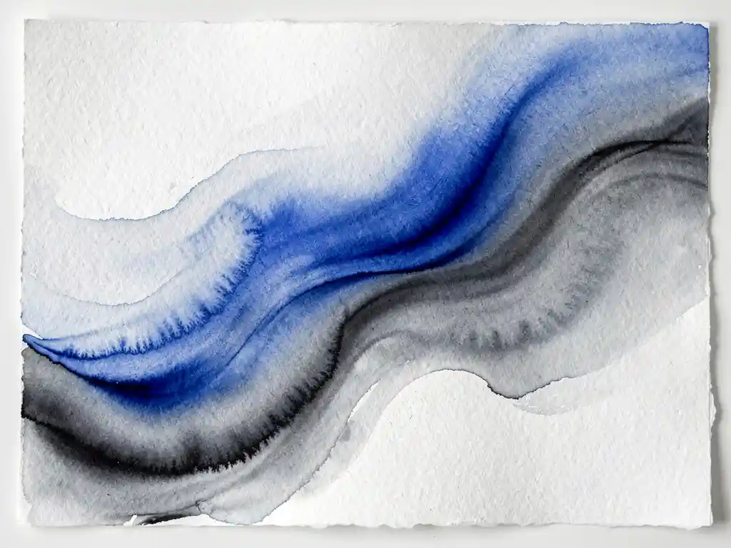 Abstracte aquarel met diepblauwe en grijze kleurovergangen op wit papier met zichtbare textuur en penseelstreken