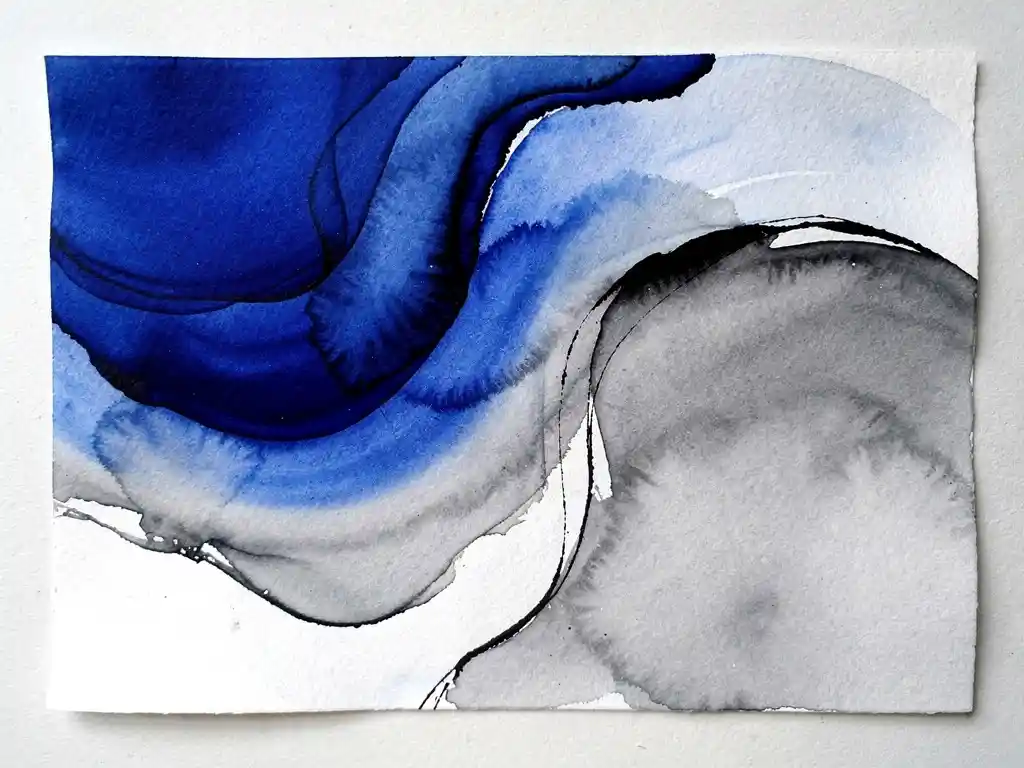 Abstracte aquarel met diepblauwe en grijze kleurovergangen op getextureerd papier met natuurlijke witte ruimtes