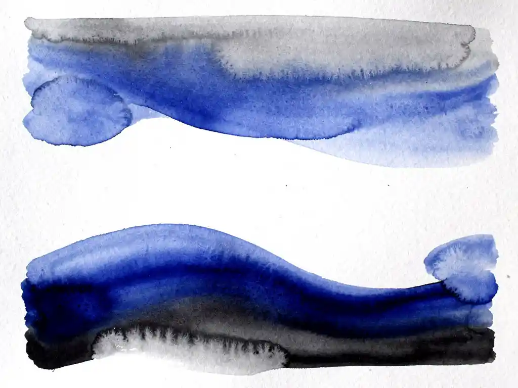 Vloeiende aquarel in koningsblauw die overgaat in zachte grijze nevels met witte negatieve ruimte en zwarte accenten