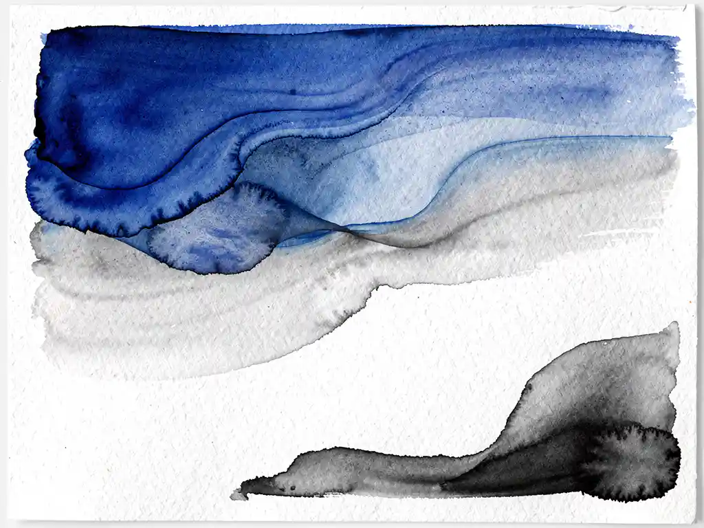 Abstracte aquarel in diepblauw en grijs op getextureerd papier met natuurlijke pigmentvloeien en witte negatieve ruimte