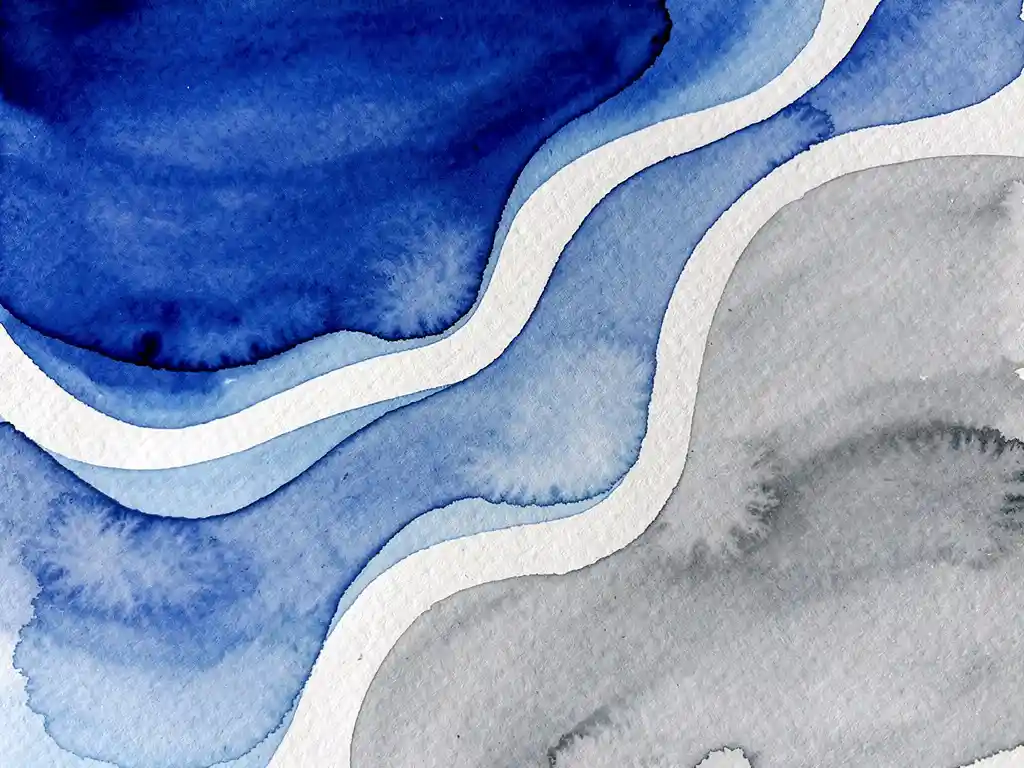 Abstracte aquarel met diepblauwe verfstromen die overvloeien in zachte grijstinten op getextureerd papier